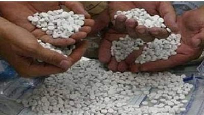 المعمل الكيماوى يفحص موادا مخدرة بعد ضبطها بحوزة عاطل فى بولاق