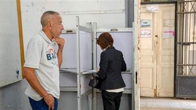 نائب محافظ الإسكندرية تدلي بصوتها فى انتخابات مجلس النواب بمدرسة عباس الأعصر