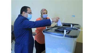 رئيس التنظيم والإدارة يدلي بصوته في انتخابات مجلس النواب بالدقي | صور