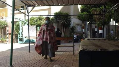 منع ناخب تظهر عليه علامات التعب ومغطى بـ