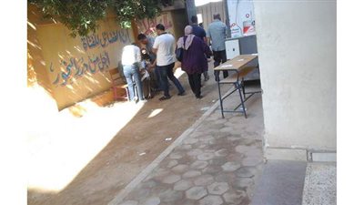 موظفو اللجان الانتخابية يساعدون كبار السن للإدلاء بأصواتهم