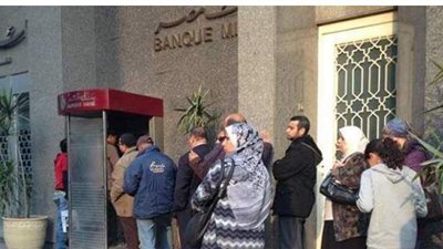 إقبال كثيف على ماكينات الصراف الآلي بأول أيام صرف مرتبات شهر أكتوبر