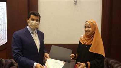 وزير الشباب والرياضة يكرم إيمان عرب والزهراء حلمي لفوزهما بجوائز عالمية