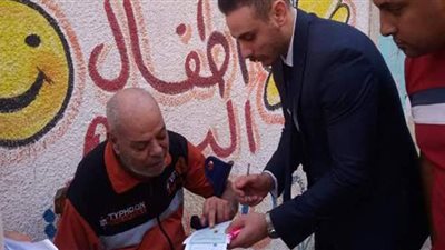 مستشار يساعد كبار السن على التصويت بانتخابات مجلس النواب