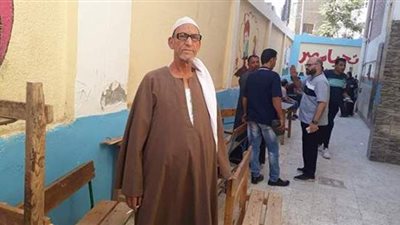 عجوز يرقص بصورة السيسي على أنغام تسلم الأيادي