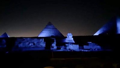 السياحة تضيء الأهرامات باللون الأزرق احتفالا بذكرى إنشاء الأمم المتحدة