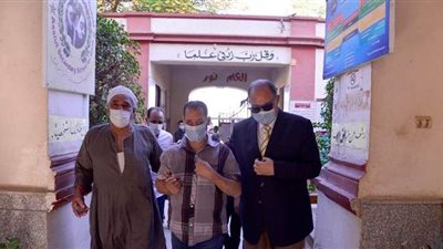 محافظ أسيوط يصطحب كفيف  إلى لجنته للإدلاء بصوته في انتخابات مجلس النواب