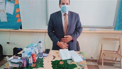 بالعكاز.. سيدة ورجل يدليان بأصواتهما الانتخابية في الإسكندرية