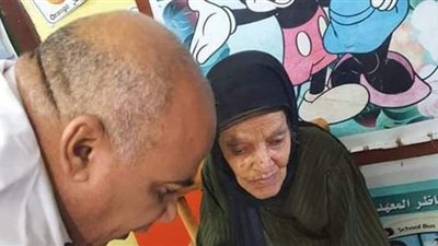 مكفوفة عمرها ٨٥ سنة تدلي بصوتها في انتخابات النواب بالفيوم