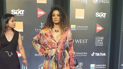 إطلالة جريئة لـ  سارة حناشي على السجادة الحمراء بمهرجان الجونة