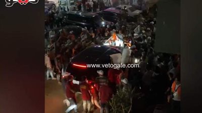 قبل انتهاء التصويت.. أنصار أبو العينين يحتفلون به أمام مقر حملته الانتخابية بالجيزة