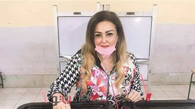 نهال عنبر تدلي بصوتها في الانتخابات البرلمانية | صور