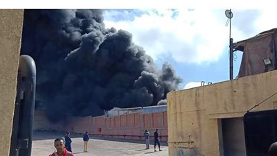 التحقيق في حريق مخزن مواد بلاستيكية بالشيخ زايد