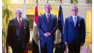 منح وزير السياحة والآثار و زاهي حواس وسام الاستحقاق للحكومة البولندية