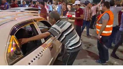 أنصار أحد المرشحين بدائرة الجيزة يوزعون الشربات على المارة احتفالًا بمرشحهم | فيديو