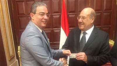 نقيب الإعلاميين يتسلم بطاقة عضوية مجلس الشيوخ