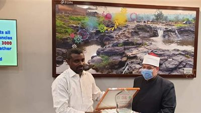 وزير الأوقاف السوداني يهدي مختار جمعة درعا خاصا تقديرا لجهوده العلمية | صور