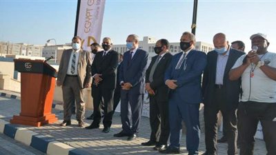 محافظ القليوبية يشهد طابور الصباح مع طلاب  مدرسة 