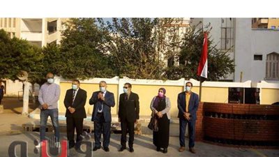 مدير تعليم الإسماعيلية يشارك طلاب مدرسة الشهيد محمد السماك طابور الصباح | صور