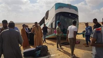 بالأسماء..  إصابة 10 اشخاص في انقلاب أتوبيس نقل عام بالوادى الجديد |صور