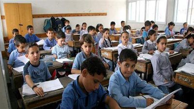 أول أسبوع دراسة.. الطلاب يستخدمون السبورة الذكية للرقص على الأغاني.. سقوط مروحة على طالب.. وبتر إصبع طالبة بسبب بوابة المدرسة