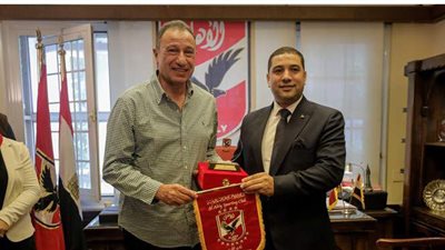 الخطيب يُهدي درع وعلم النادي لوفد الهيئة العامة لتعليم الكبار