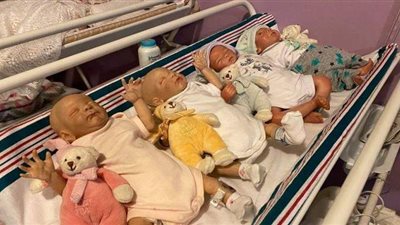 سيدة أسترالية تشرف على ورشة لتصميم دمى مماثلة للبشر | صور