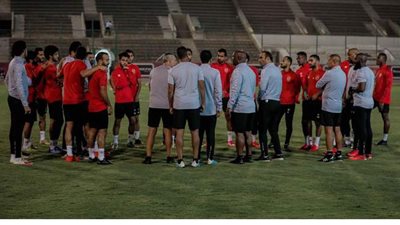 موسيماني يعقد محاضرة مطولة مع اللاعبين قبل انطلاق مران الأهلي