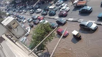 انتشار رجال المرور بمحيط كسر ماسورة مياه شارع سكة الوايلي لتنظيم الحركة | صور