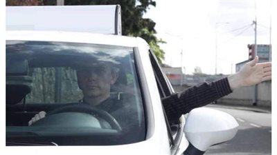 أهمية استخدام إشارات اليد في عالم السيارات