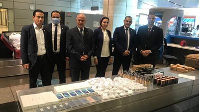 باهظة الثمن.. ضبط تليفونات وساعات ومستحضرات تجميل بحوزة راكبة بمطار القاهرة | صور