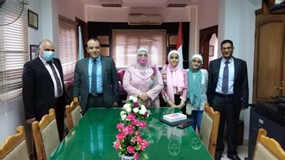 وكيل تعليم كفر الشيخ ومدير بنك  التعمير والاسكان يكرمان طالبة لتفوقها