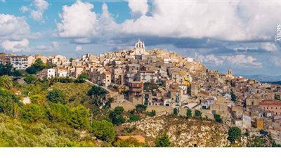 أرخص من سعر كوب شاي.. قرية إيطالية تعرض عشرات المنازل للبيع في مزاد علني