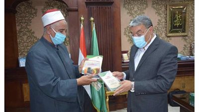 أوقاف المنيا تهدي  المحافظة  سلسلة من إصدارات المجلس الأعلى للشئون الإسلامية