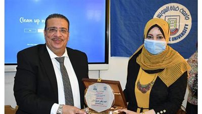 رئيس جامعة القناة يكرم الطلاب المتفوقين خلال اللقاء التعريفي لكلية التجارة