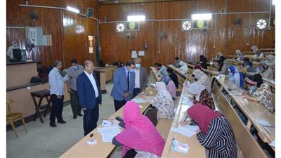 رئيس جامعة سوهاج يتفقد امتحانات نهاية العام للفرقة السادسة بكلية الطب