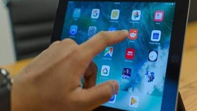 طبيب عظام يكشف أضرار الإفراط في استخدام هاتفك المحمول | فيديو