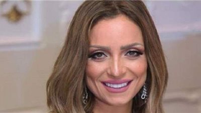 ريم البارودي بإطلالة خريفية في جلسة تصوير جديدة