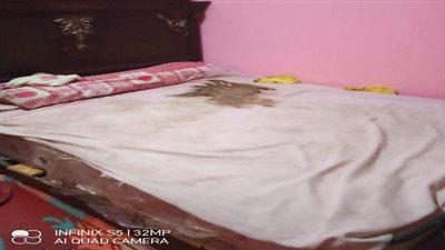 مات جوعا.. حكاية رضيع تركه والداه بمفرده 9 أيام بالقليوبية.. الأم حاولت تأديب والده.. وآثار التحلل طبعت على الفراش| صور