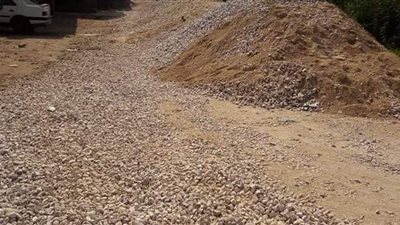 بدء أعمال رصف طريق الشوبك الشرقي بالصف | صور