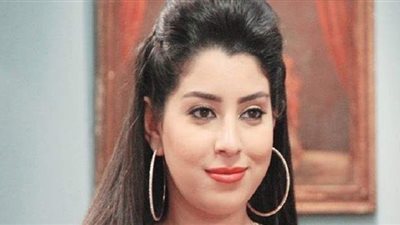 أيتن عامر تخطف الأنظار بالأصفر في جلسة تصوير جديدة