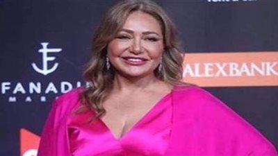 ليلى علوى تداعب المصورين خلال إطلالتها باللون الفوشيا