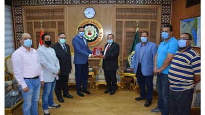 تكرم فريق القافلة البيطرية المجانية لتقديم الرعاية للثروة الحيوانية لدى مربي الدقهلية