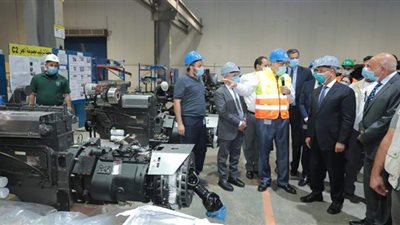 وزير النقل يتفقد مصنع الحيوشى لصناعة السيارات