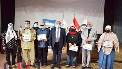 جامعة بني سويف تكرم الموظفين المحالين على المعاش ومدير المطبعة