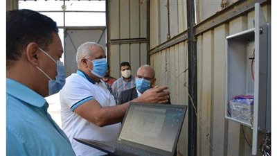 محافظ الوادى الجديد يشهد تجربة عملية لجهاز التحكم عن بعد في تشغيل الأبار