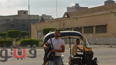 التوكتوك وسيلة مواصلات لاعب المحلة بعد الصعود للممتاز  | صور