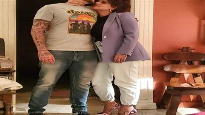 أحمد الفيشاوي يقبل رأس زوجته ويوجه لها رسالة حب