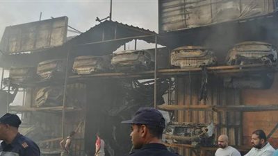 العمال يحاولون إنقاذ قطع غيار مخزن السيارات المحترق بصفط اللبن | فيديو