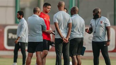 الجهاز الفني للأهلي يطمئن على سعد سمير